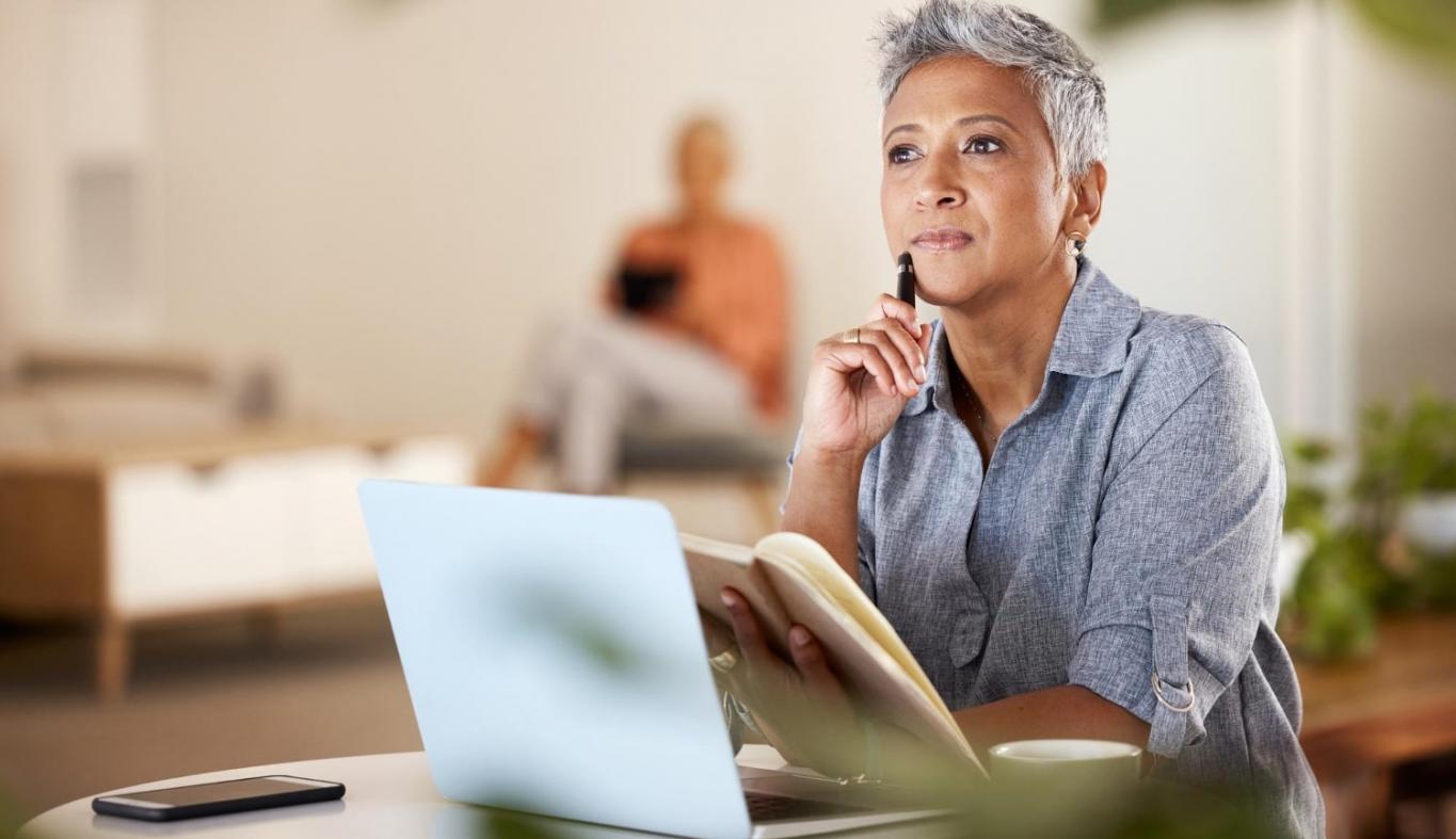 Teilnehmer analysiert SEO-Daten am Arbeitsplatz